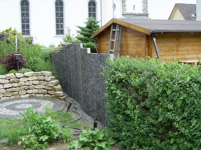 Stelen als Sichtschutzmauer aus Naturstein