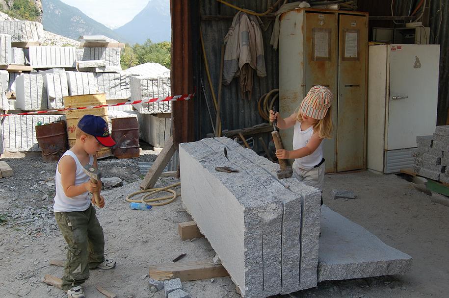 Kinderarbeit: Steinblöcke werden von hand gespalten.