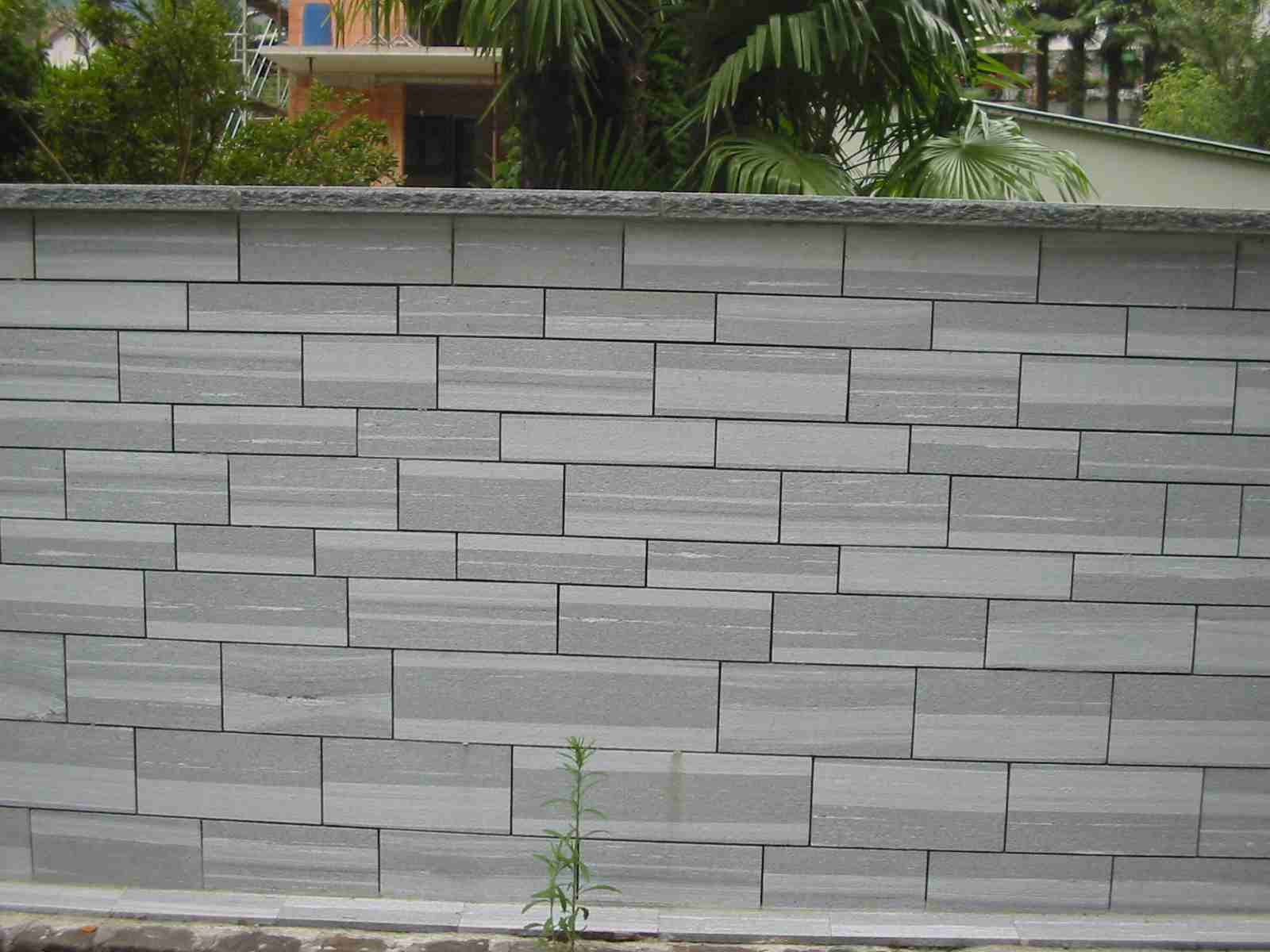 Mauersteine: Verblender auf Betonmauer. Optische Täuschung einer Natursteinmauer.